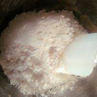 ^_^  泡打粉，苏打粉，低筋粉一起加入搅拌均匀。