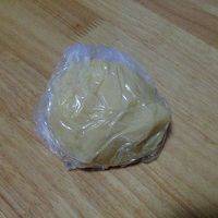 用刮刀搅拌成团，裹上保鲜袋，放入冰箱冷藏30分钟

