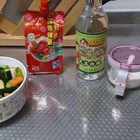 准备食材，各种材料洗净切长条块，放入容器待用。
容器最好不要用不锈钢制品