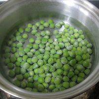 青豆放入冷水中开始煮熟，冲凉备用。