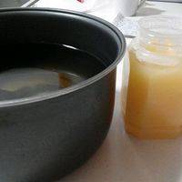 糖做好了，我们开始做饮料了！晾至温凉的煮过柚子皮的水，加入两勺半（喝汤的大勺）蜂蜜，搅匀。凉透，装瓶。