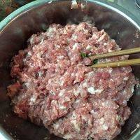剁好猪肉，用姜片泡过的水放点到猪肉里，辟腥味，放油，生抽，老抽，蚝油，盐调味