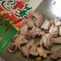 鸡肉放入翻炒加一勺料酒入味
