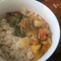 汤做好后，可以把麻食舀入汤锅入味。然后出锅，撒上葱花和香菜。