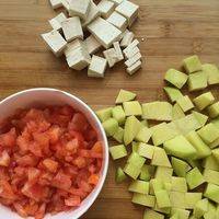 土豆和西红柿去皮后按照自己喜好来切，和豆腐都可以切丁或块 ，葱切成葱花