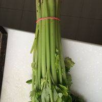 芹菜择去老叶洗净，切丁焯水，捞出备用