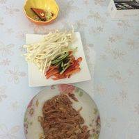 切好所有原料，配菜！肉丝用料酒，盐少许，温淀粉码味！