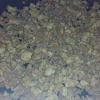 开始调味，将少许盐，花椒粉，海鲜酱油倒入炒好的蛋肉馅，尽量放足，确保放入韭菜后不再加盐，免得韭菜出水。然后就放置着，晾凉。