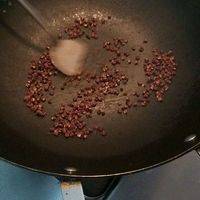 花椒粒放入无油无水的锅中小火干焙至成熟变色变酥。