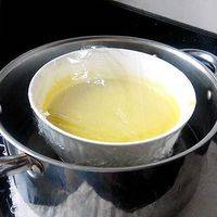 倒在碗里，盖上保鲜膜，水开后蒸十分钟左右