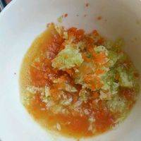 胡萝卜和西葫芦擦丝剁碎，倒入打好的鸡蛋碗里，放一点点盐