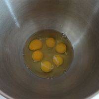 鸡蛋打入无油无水的打蛋盆内。