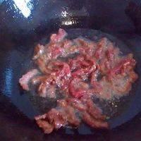 烧热锅，放油，把牛肉放入锅内炒至变色。