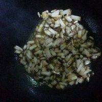 锅内先烧油，将香菇炒至水分干，盛出