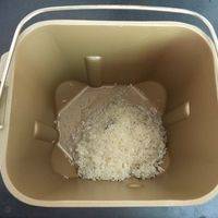 将大米洗净，倒入面包桶内。