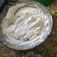 准备好熟的糯米粉做手粉防粘。