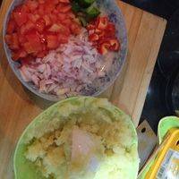 土豆切小块放高压锅压一下，或者水煮直至软透，番茄洋葱切小块