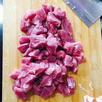 肉洗净 切成1-2厘米的肉块 并将肥的部分去除 由于选取的是里脊肉 所以肥的只是一点点 切好备用