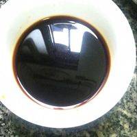 把醋和生抽倒进小碗里搅匀待用。