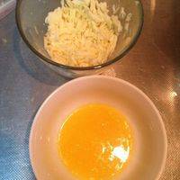 蒸熟的土豆加黄油和奶酪 胡椒粉 盐压成土豆泥