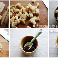 豌豆凉粉改刀切成条或小方块，如容器待用。