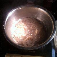 锅里放水烧开后将切好的莲藕片放入，大约煮三分钟左右待莲藕断生，捞出用凉水冲洗三到四次，过滤水备用。