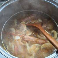 接着放入虾和花蛤，金针菇，辣椒圈，这些很好熟的，放入后煮2分钟就行了