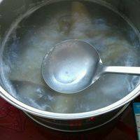 水煮开后，别关火，用汤勺将上面的浮沫舀干净，撇出，扔掉。