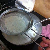 加入蛋液搅拌，再筛入面粉