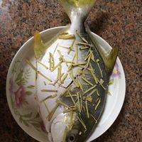 摆上鱼并把剩余姜丝铺上鱼身上，放入滚开水的锅里，蒸10分钟