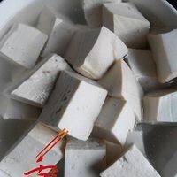 老豆腐（也就是南豆腐）一块切块放水里加一点盐泡泡，主要是为了去豆腥味。