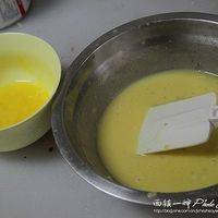 黄油隔水加热后糖、盐搅拌均匀，然后滴入杏仁香精（没有可不加），再加入牛奶和鸡蛋搅拌均匀。