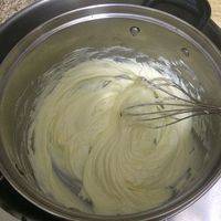 500g奶油奶酪加入80g白糖粉隔水软化，打发至顺滑。
