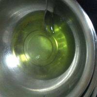 QQ糖15粒放盆中，加入一点清水。清水没过糖的2分之1。隔水溶化。