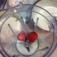 为了做kitty的，不用色素，用草莓上色，将两颗草莓捣碎，过滤后加入一勺子前面的吉利丁液搅拌均匀