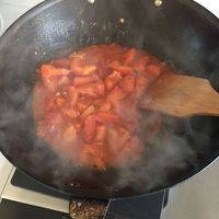 加入番茄酱继续翻炒，倒入生抽，加一勺盐，继续翻炒一下