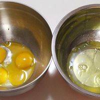 准备食材。然后将蛋清和蛋黄分离。