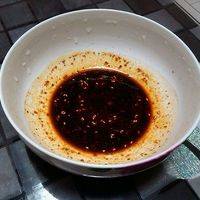 4.准备一碗加适量酱油，盐，鸡精，醋油辣子调料。