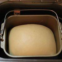二发结束后，面团在面包桶八分高左右最佳，如果在五分以下，那最好使用暂停键延长发酵时间。