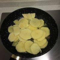 锅里加油，将土豆片下锅煎至微熟。