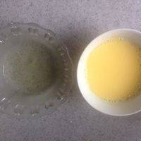 蛋白水制作，就是拿一个鸡蛋，蛋白蛋黄分离，留出蛋白10克左右放在一边，可以打糖霜，剩下的加水和蛋黄一起搅拌均匀即是蛋白刷液！可以让饼干有光泽，不涂也可以！