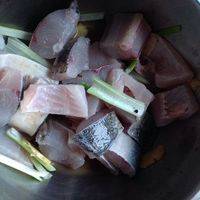 把鱼切块放姜，大葱、料酒、花椒去腥，腌制一小时左右