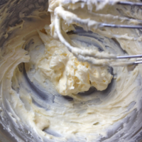 黄油在温水里软化，加入糖粉用手动打蛋器先拌合一下，再打发到、颜色稍发白。