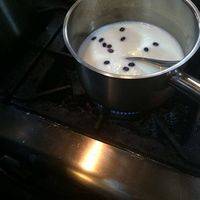 把牛奶白糖咖啡豆用小火煮，直到把糖化掉，期间要时不时的搅拌下，没有咖啡豆的朋友可以不放或放一点香草精，他们的作用是增加香味