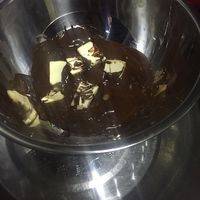 巧克力黄油一起加入，隔水融化