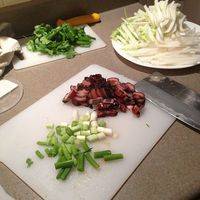 汤圆弄好后，将材料一一切好，大白菜和白萝卜切丝，腊肉切小块，葱切小段，葱白分开放。