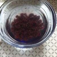莓干需提前用温水泡一下。约30分钟