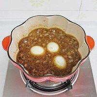 放入鸡蛋和能没过鸡蛋的清水。锅子烧开后转中小火焖煮1个小时左右。
