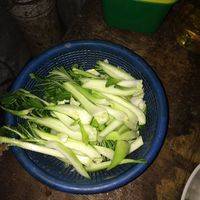 青菜分成菜梗和菜叶两部分。菜梗粗丝