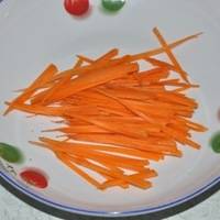 胡萝卜洗净切细丝。